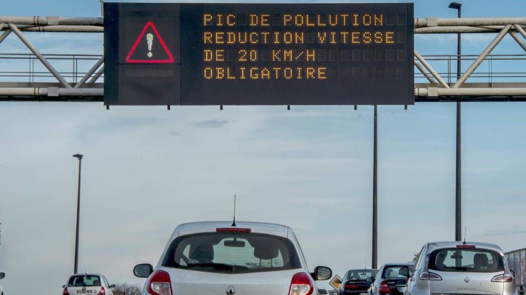 des-voitures-sur-le-peripherique-de-lille-sont-pries-de-ralentir-en-raison-d-un-pic-de-pollution-le-8-decembre-2016